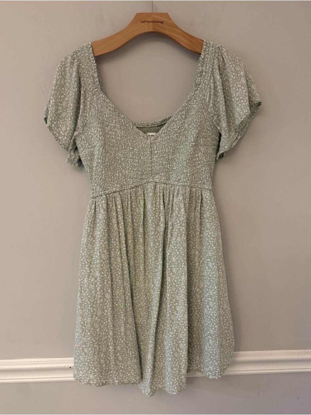 Hollister light green floral print short sleeve mini dress. M